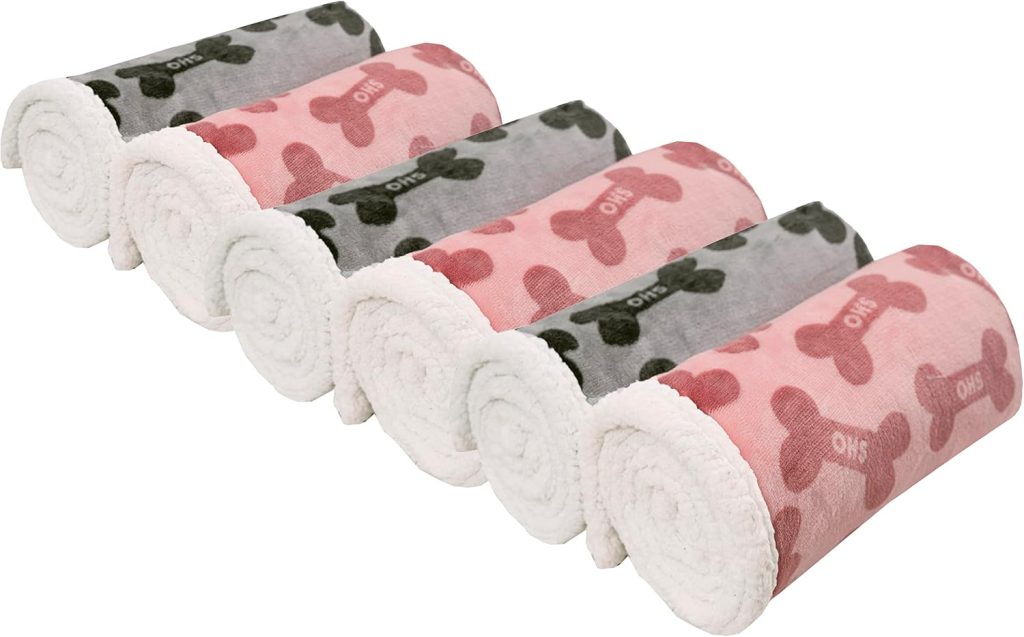 What Gets Dog Hair Off a Fleece Blanket?